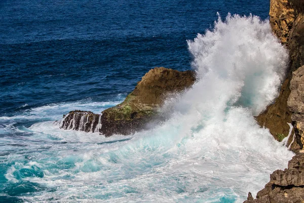 Welle Bricht Gegen Klippe Insel Nusa Penida Bali Indonesien Weißes — Stockfoto