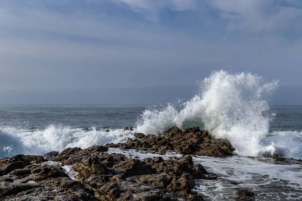 Vågen Bryter Mot Klippan Vid Leo Carrillo State Beach Kalifornien — Stockfoto