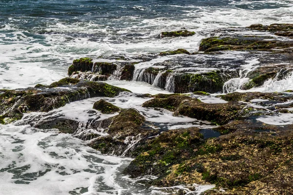Meerwasser Das Bei Ebbe Über Felsen Fließt Bali Indonesien — Stockfoto