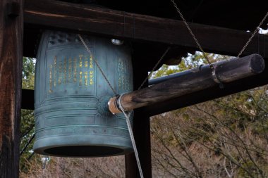 Japonya, Kyoto 'daki Budist tapınağında dev çan ve ahşap kütük bunu çalardı.. 