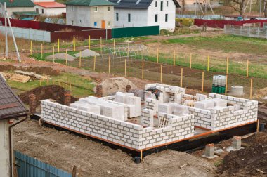 çimento dolu bir özel evin, yapım aşamasında, taze beton Vakfı evin temeli temeli