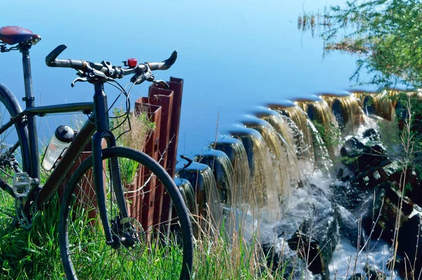 Viagem Bicicleta Viagem Bicicleta Aerador Água Lugares Bicicleta Estruturas Hidráulicas — Fotografia de Stock