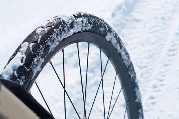 bike in the winter in the snow, Bicycle wheel in the snow, to ride a bike in the winter in the snow
