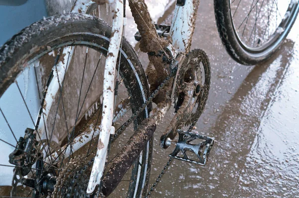 white bike is dirty with dirt, dirty white bike, wash white bike from dirt