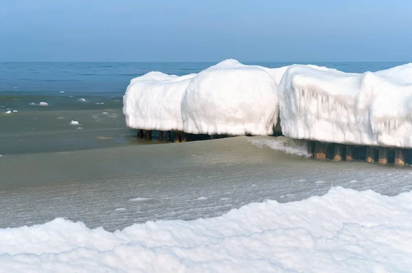 冰雪中的海浪 海水中的防波堤 冬季的海岸边 — 图库照片