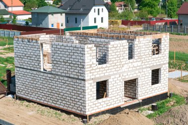 çimento dolu bir özel evin, yapım aşamasında, taze beton Vakfı evin temeli temeli