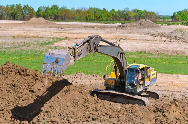 挖掘机挖掘地面 挖掘机工程作为一个水桶 土方机械的情况下 — 图库照片