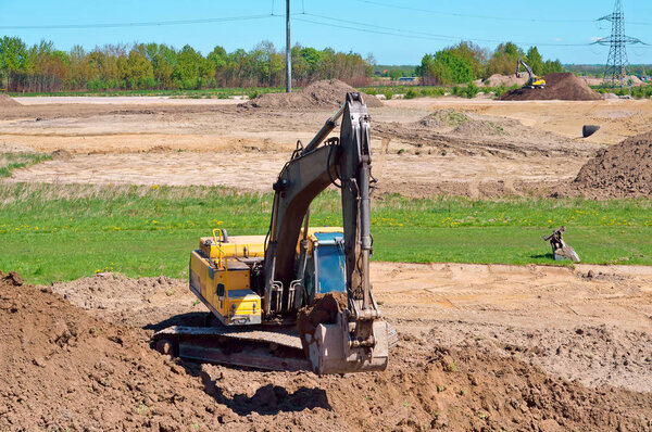экскаватор копает землю, экскаватор работает как ведро, земляные машины в случае
