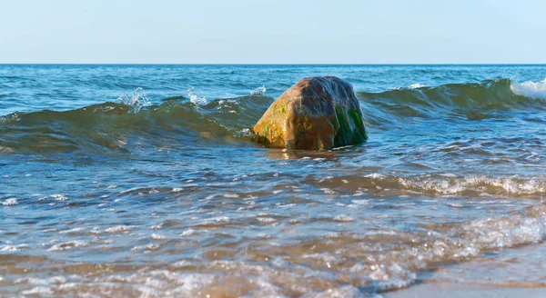 Ondas Mar Estão Batendo Nas Rochas Costa Onda Quebra Uma — Fotografia de Stock