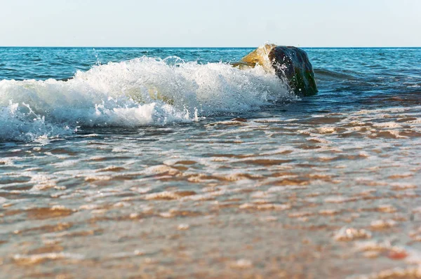 Ondas Mar Estão Batendo Nas Rochas Costa Onda Quebra Uma — Fotografia de Stock