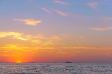 deniz on Sunset, denizin içinde kırmızı-sarı şafak