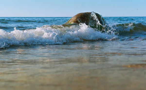 Onda Mar Quebra Nas Rochas Onda Mar Atinge Costa — Fotografia de Stock