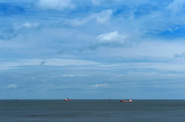 Oil Drilling Sea Ships Sea Horizon Calm Cloudy Sky — Stock Photo, Image