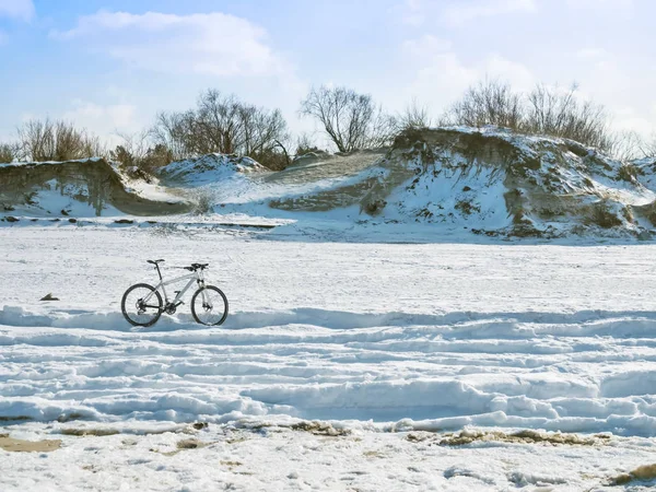 Велосипед Фоне Скалы Покрытый Снежными Крутыми Берегами — стоковое фото