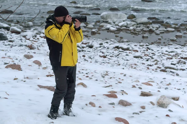 Kışın fotoğraf çekme, fotoğrafçı soğukta sokakta onun eldivenleri çıkarma fotoğrafçı aldı