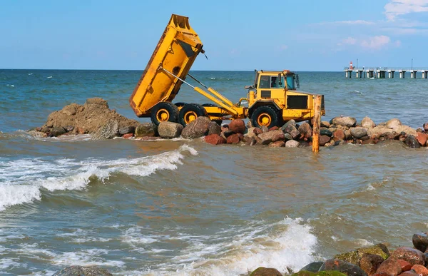 岸上施工设备 防波堤建设 沿海保护措施 — 图库照片