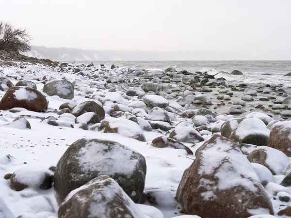 Costa Rochosa Mar Inverno Rochas Costa Mar Cobertas Neve — Fotografia de Stock
