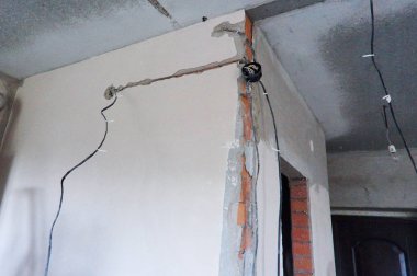 onarım daire, iç inşaat ve onarım çalışmaları, duvarlar elektrik tesisatı için delme stroebe