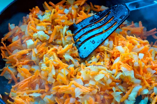 çorbası, soğan ve havuç tavada kızartma, sebze çorbası tavada sote