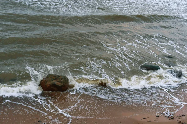 Κύμα Χτυπά Στην Ακτή Κύματα Περνούν Πάνω Στα Παράκτια Βράχια — Φωτογραφία Αρχείου