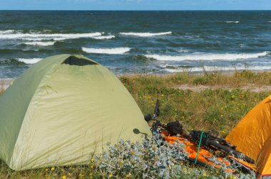 Yaz aylarında çadır kamp kamp, bisikletçiler turist çadır sahilde,
