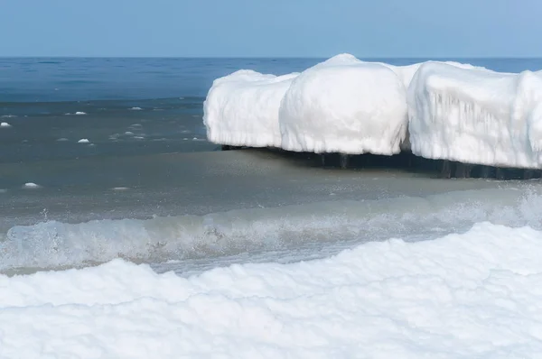 冰雪中的海浪 海水中的防波堤 冬季的海岸边 — 图库照片