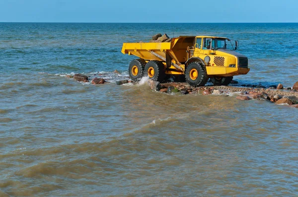 construction of breakwaters at sea, construction equipment in the Baltic sea