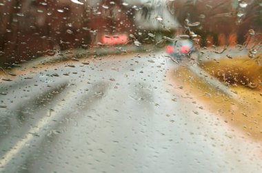 yağmur damlaları arabanın görünümü ile ıslak cam, yağışlı hava, ıslak yol