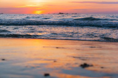 Baltık Denizi, güzel gündoğumu ve dalgalar deniz günbatımı