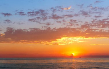 Baltık Denizi, güzel gündoğumu ve dalgalar deniz günbatımı