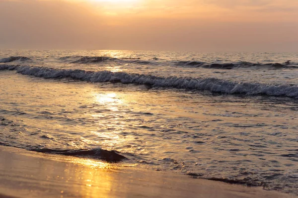Puesta Sol Mar Báltico Hermoso Amanecer Olas Mar — Foto de Stock