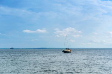 Yat kanalda gider, su üzerinde gemi