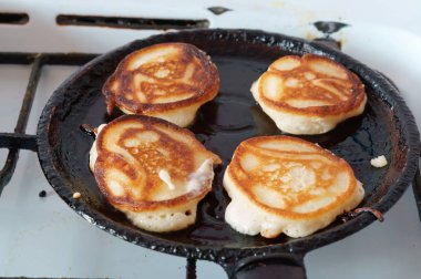 bir tavada, bir tencerede kızartılır dört krep Krep Pişirme