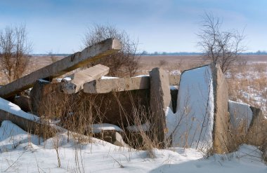 İnşaat atıkları doğada, inşaat atıkları alanında kar altında