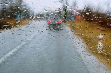 yağmur cam, sürücüde şiddetli yağmur, yağmur damlaları araba camına karayolu üzerinde Asfalt ıslak