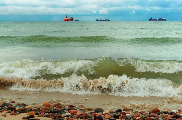 Ondas Verdes Mar Três Navios Horizonte Mar Báltico — Fotografia de Stock