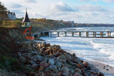 Rusya, Kalininingrad bölgesi, Baltık denizi, Pionersky, 28 Ekim 2018. Deniz kenarında inşa ve iskele..