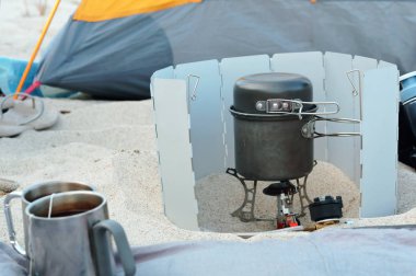 yemek seti, gaz brülörlü gezgin, kumlu sahilde piknik Turizm