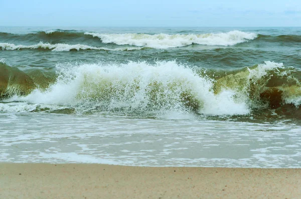 緑の海の波 小さな波と白い泡 — ストック写真