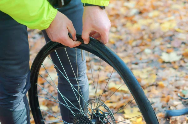 Verwijder Band Uit Het Wiel Fietswiel Demonteren Repareren Van Het — Stockfoto