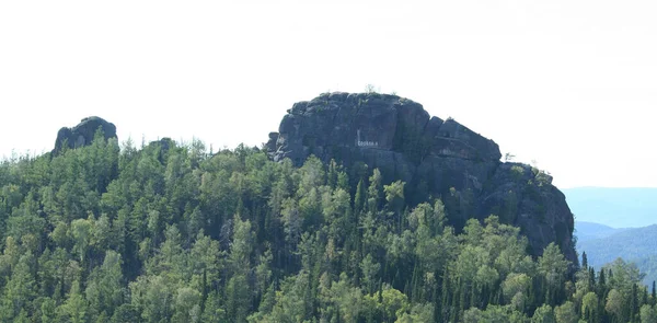 国立公園クラスノヤルスクの柱第二の柱 自由という言葉は岩の上に巨大な手紙で書かれています 英語の自由度での写真の碑文 — ストック写真