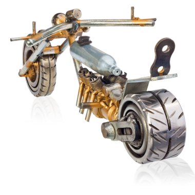 El yapımı minyatür bir chopper motosiklet. Dekoratif araç yapılan mekanik parçalar, rulmanlar, teller, araba mumlar, vida, tabak. Beyaz bir arka plan üzerinde izole gümüş-altın renklerde oyuncak.
