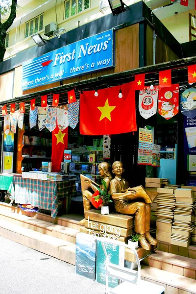 Ho Chi Minh Şehri, Viet Nam - 10 Eylül 2025 - Nguyen Van Binh Book Caddesi Fotoğraf: Duong Sach Nguyen Van Binh) 