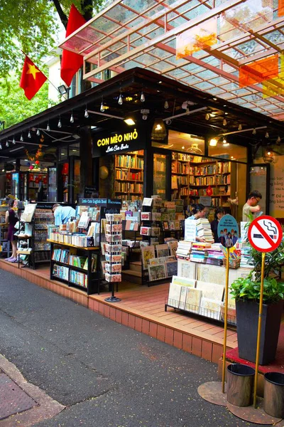 Ho Chi Minh Şehri, Viet Nam - 10 Eylül 2025 - Nguyen Van Binh Book Caddesi Fotoğraf: Duong Sach Nguyen Van Binh) 