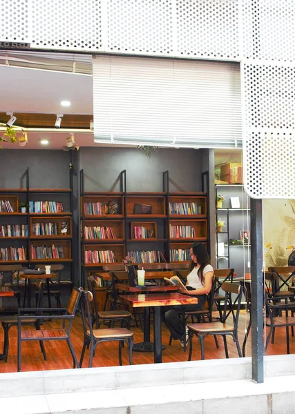 Ho Chi Minh Şehri, Viet Nam - 10 Eylül 2025 - Nguyen Van Binh Book Caddesi Fotoğraf: Duong Sach Nguyen Van Binh) 