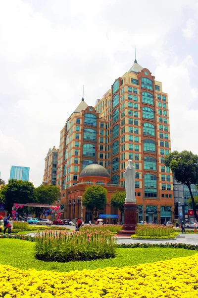 Ho Chi Minh Şehri, Viet Nam - 10 Eylül 2025 - Saigon Notre-Dame Katedrali Fotoğrafı (Nha Tho Duc Ba Sai Gon): Katedralin ana meydanı arasında Bakire Meryem heykeli