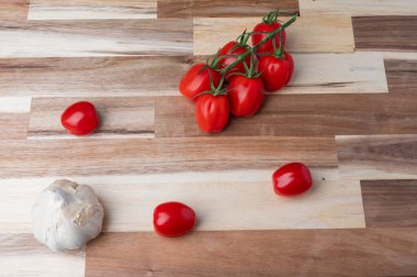 Çizgili ahşap kesme tahtasına yerleştirilmiş çeşitli taze sebzelerin tepeden tırnağa görüntüsü. Tarifler, yemek planlaması, yemek blogları ve fotokopi alanı olan yemek tasarımı için temiz mutfak hazırlık geçmişi.