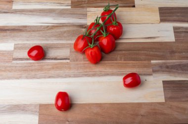 Çizgili ahşap kesme tahtasına yerleştirilmiş çeşitli taze sebzelerin tepeden tırnağa görüntüsü. Tarifler, yemek planlaması, yemek blogları ve fotokopi alanı olan yemek tasarımı için temiz mutfak hazırlık geçmişi.