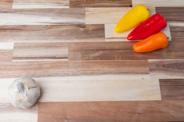 Çizgili ahşap kesme tahtasına yerleştirilmiş çeşitli taze sebzelerin tepeden tırnağa görüntüsü. Tarifler, yemek planlaması, yemek blogları ve fotokopi alanı olan yemek tasarımı için temiz mutfak hazırlık geçmişi.