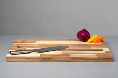 Çizgili ahşap kesme tahtasına yerleştirilmiş çeşitli taze sebzelerin tepeden tırnağa görüntüsü. Tarifler, yemek planlaması, yemek blogları ve fotokopi alanı olan yemek tasarımı için temiz mutfak hazırlık geçmişi.